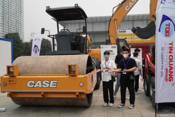 sinh-vien-tham-quan-gian-hang-trung-bay-xe-lu-case