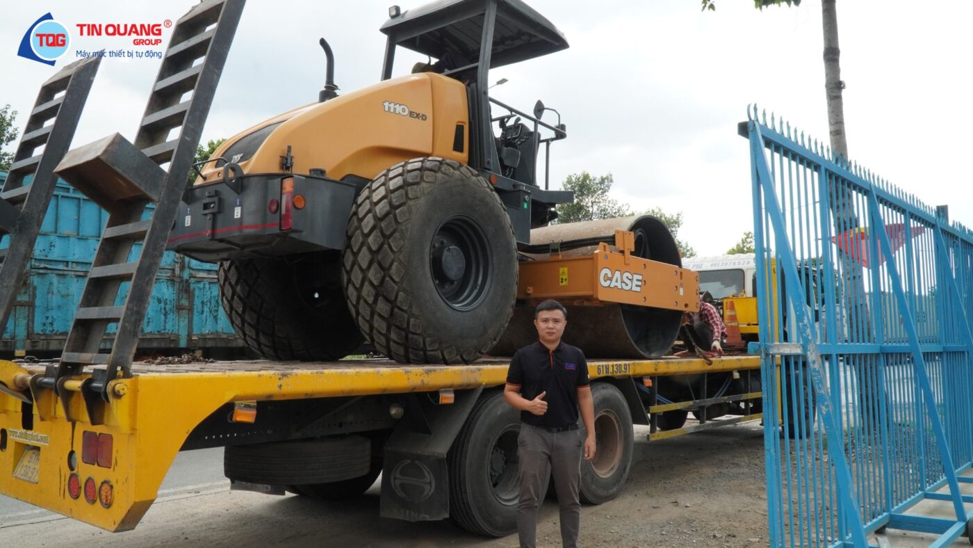 Bàn giao xe lu rung cho khách hàng