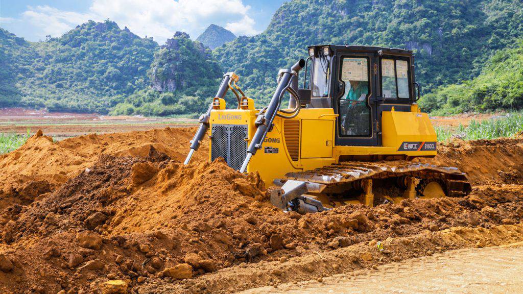 Xe ủi được ứng dụng rộng rãi trong xây dựng, khai thác mỏ và cải tạo mặt bằng.