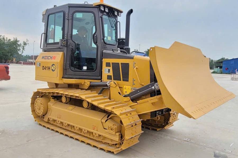 Xe ủi bánh xích phù hợp làm việc trên địa hình mềm và gồ ghề.