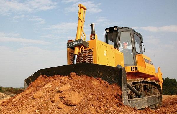 Xe ủi là máy chuyên dùng để san gạt và di chuyển đất đá trong xây dựng.