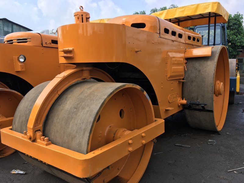 Xe lu tĩnh là loại máy đầm nén sử dụng chính trọng lượng tự thân của máy để nén chặt các lớp vật liệu